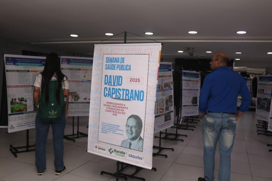 pessoas olhando exposição #paratodosverem