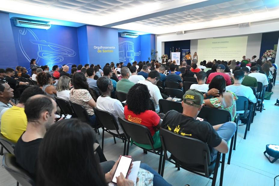 pessoas aconpanhando o evento #paratodosverem