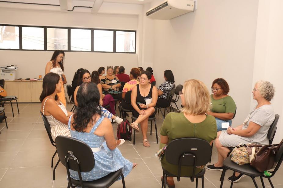 servidoras sentadas em debate #paratodosverem 