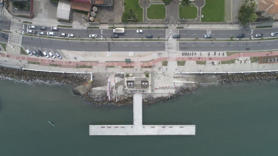 Vista aérea do deck com toda sua extensão pelo mar. Parte da avenida também está à vista. #Paratodosverrem