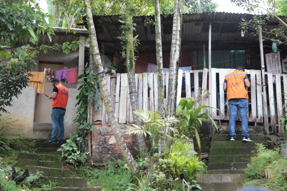 Homens da defesa civil na porta de casas no morro #paratodosverem