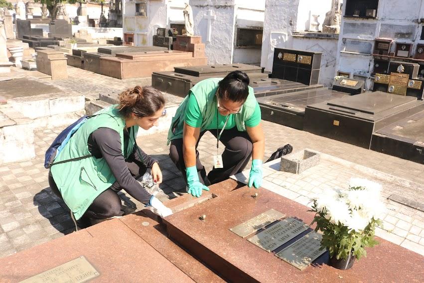 Agente inspecionam campa em cemitério. #pratodosverem