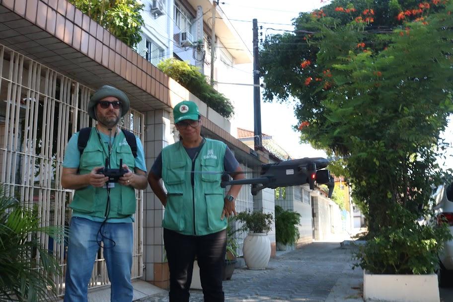 Agentes comandam decolagem de drone para vistoria. #pratodosverem