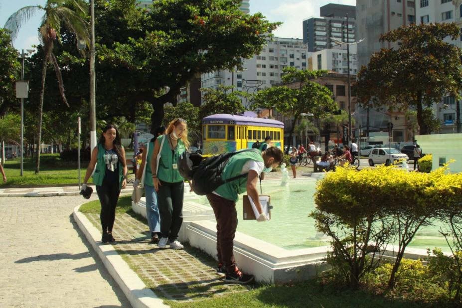 Agentes observam a fonte da Praça das Bandeiras em busca de focos do mosquito. #pratodosverem