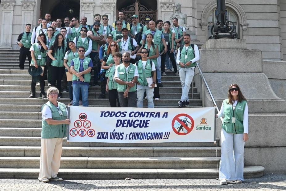grupo de agens segura faixa na escadaria do paço #paratodosverem 
