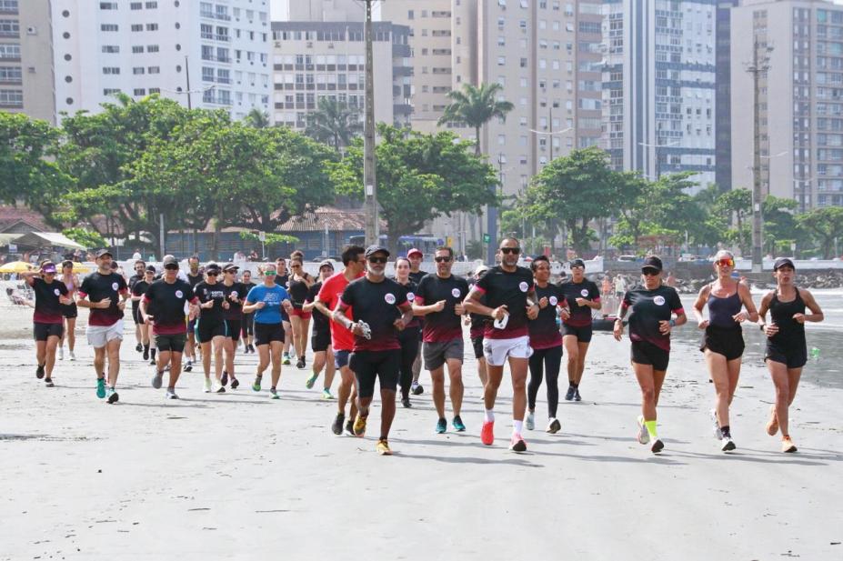 Corredores participam de corrida na praia. #Paratodosverem