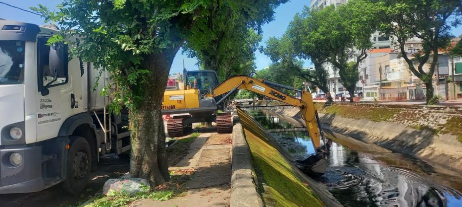 máquina atua para retirar resíduos de canais #paratodosverem 