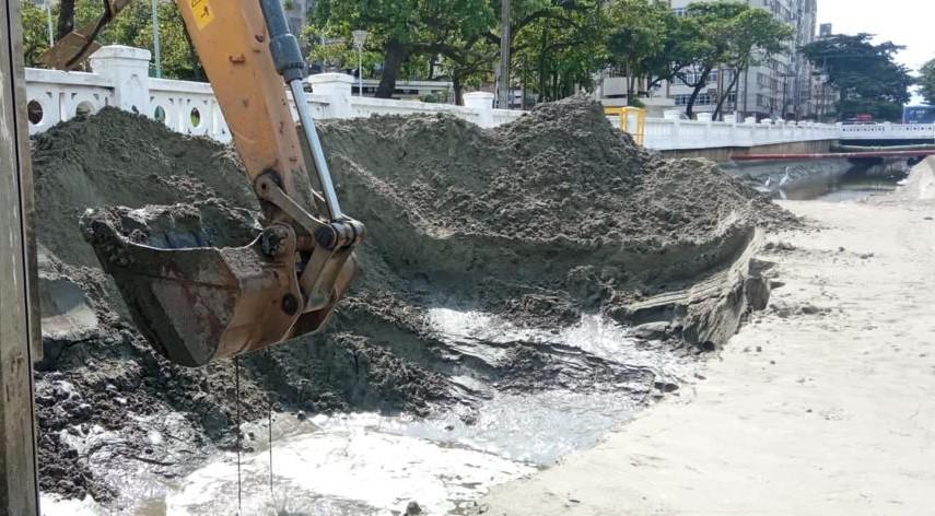 retroescavadeira retira areia da praia #paratodosverem