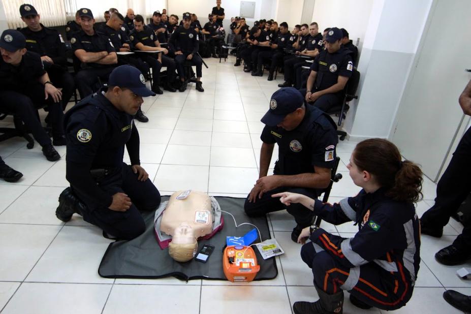 guardas agachando utilizam aparelho em boneco e vários guardas assistem #paratodosverem