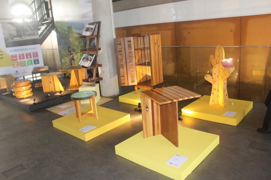 peças em madeira produzidas pela Ecofábrica. Há banco, mesas e objetos de decoração