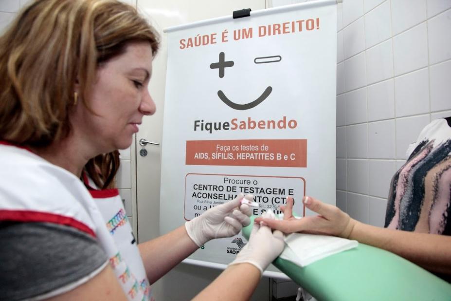 Mulher realiza exame para detecção do hiv em pessoa #paratodosverem