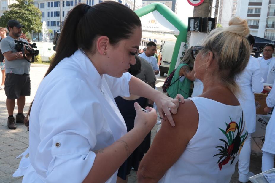 mulher é vacinada no braço #paratodosverem 