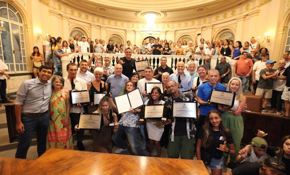 pessoas mostram placas de homenagem #paratodosverem