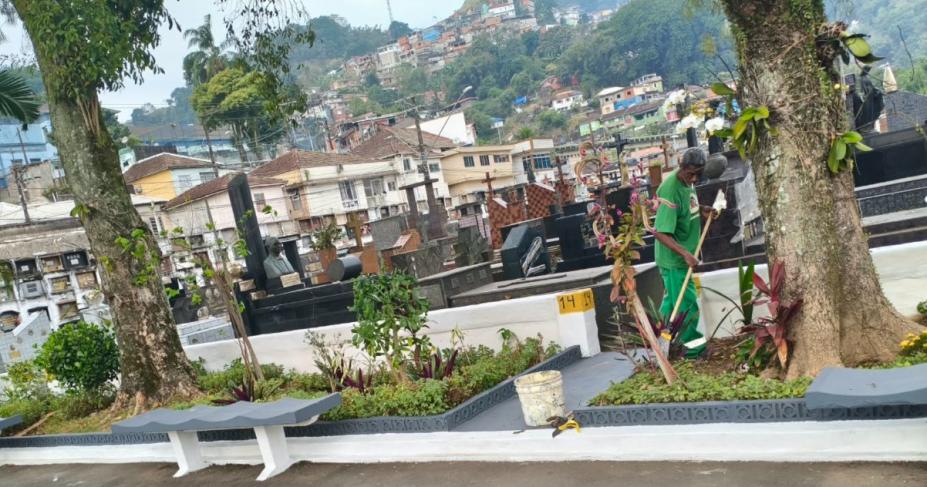 operários atuando em cemitérios #paratodosverem
