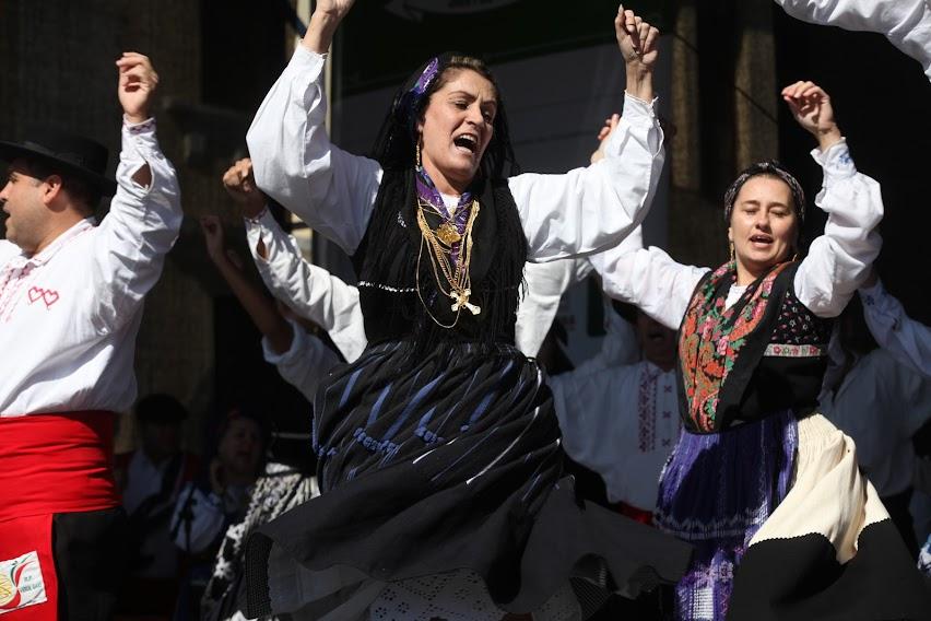 mulheres danças fado com roupas típicas elas rodam e estão  com as mãos para o alto. #paratodosverem