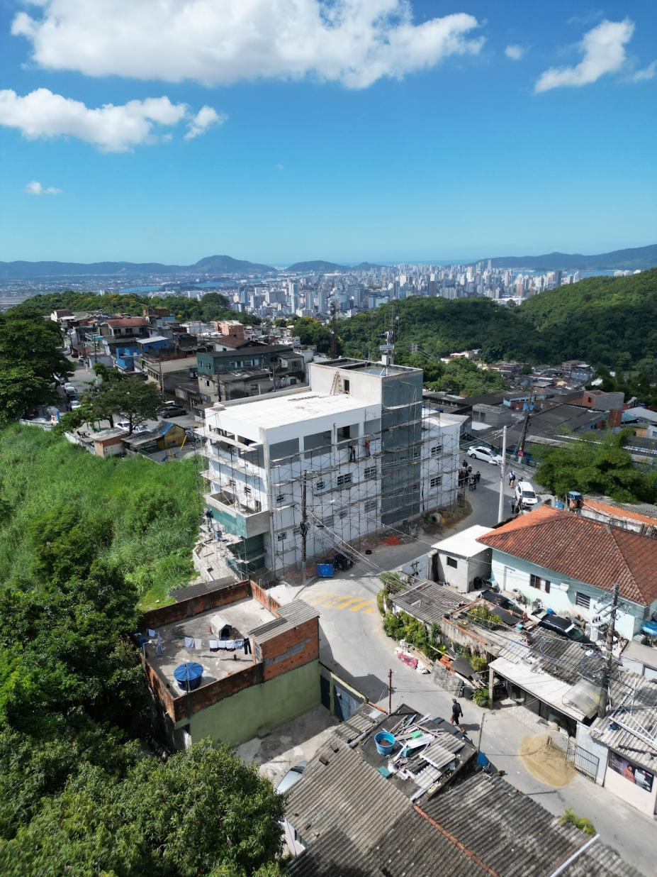 vista geral de prédio em construção em alto de morro. #paratodosverem