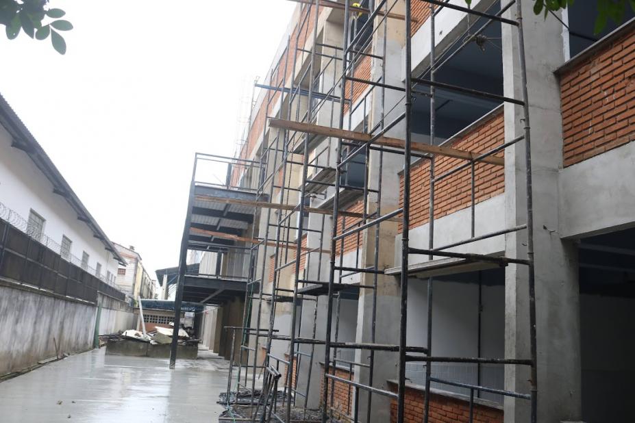 andaimes na parte de fora da escola em obras #paratodosverem