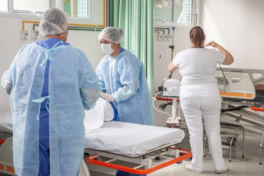 Pessoal de enfermagem está em quarto de hospital. #Paratodosverem