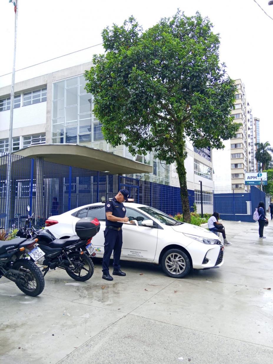 Guarda Municipal em frente à escola. #Paratodosverem