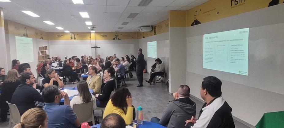 servidores reunidos em grupos em sala de aula. #paratodosverem