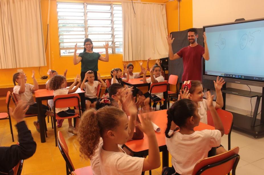 crianças em sala de aula #paratodosverem 