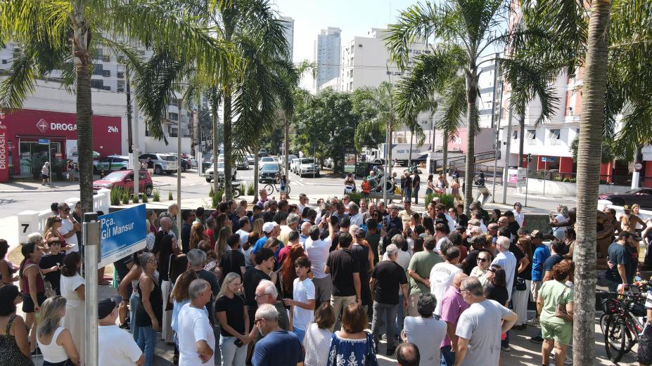 pessoas na inauguração #paratodosverem