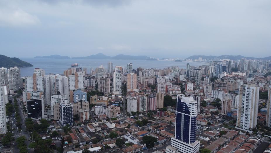 vista geral e panorâmica da cidade com o mar ao fundo. #paratodosverem