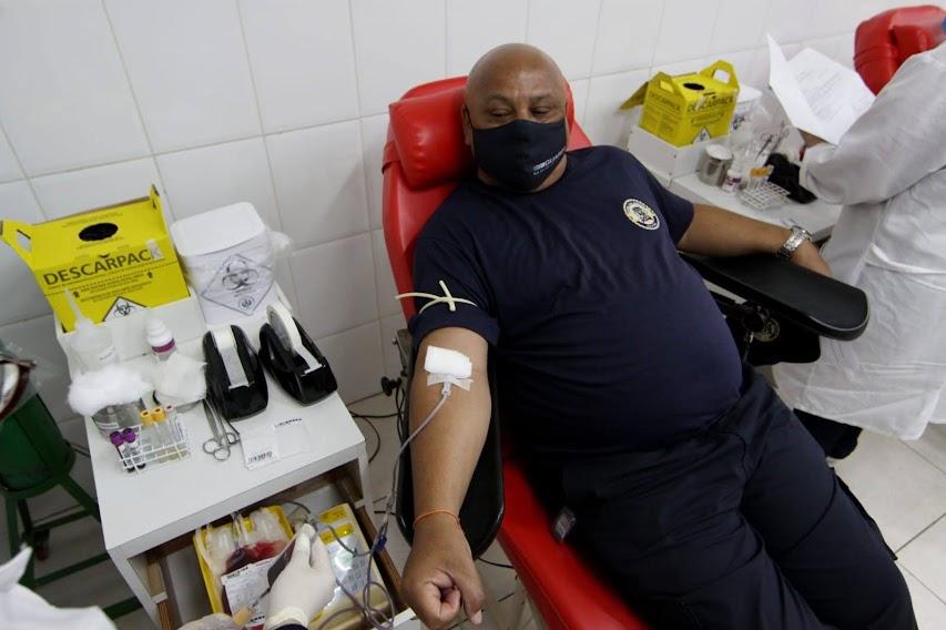 Guarda doando sangue. #paratodosverem