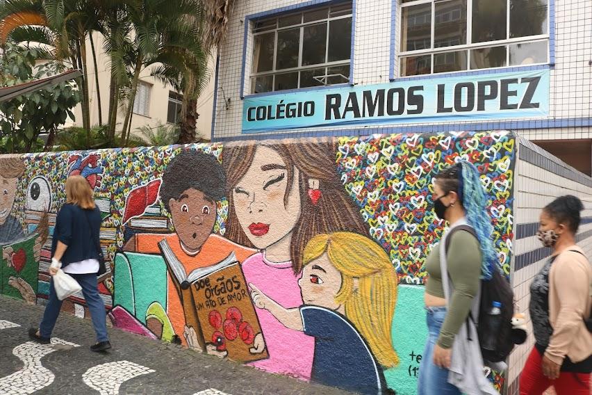 Fachada da escola com muro com desenho #paratodosverem