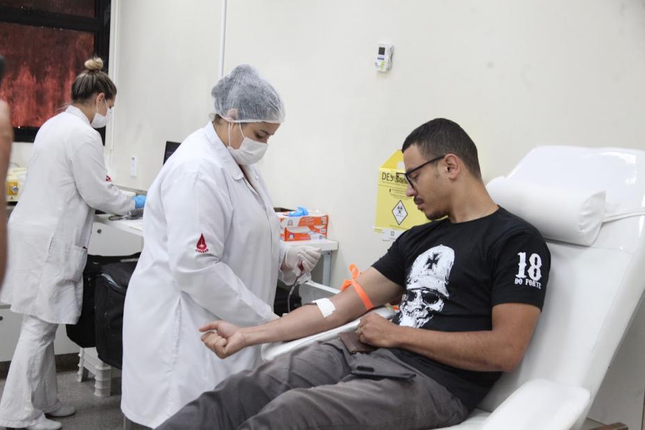 homem doando sangue #paratodosverem