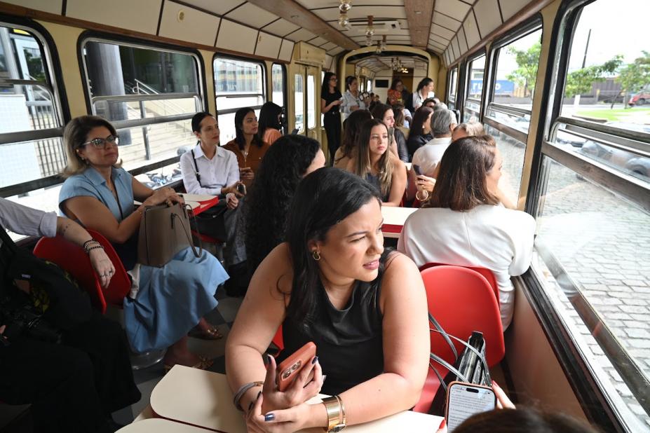 mulheres passeando de bonde #paratodosverem 