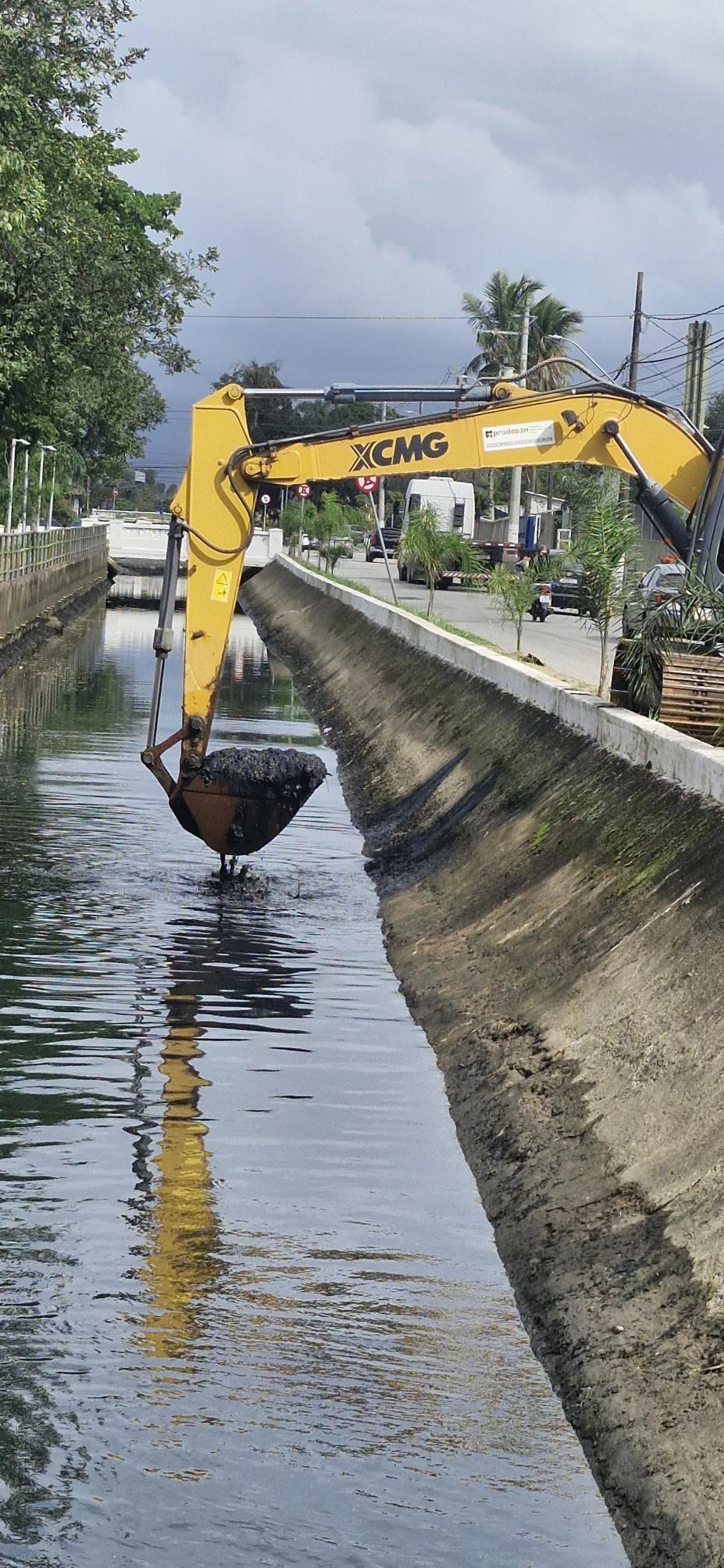 máquina limpando o canal #paratodosverem