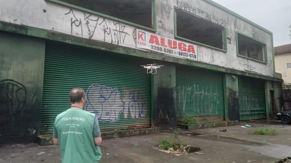 operador controla drone em voo #paratodosverem 