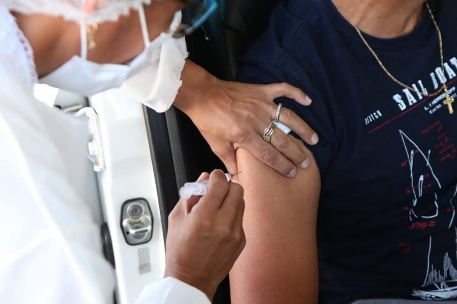 pessoa é vacinada no braço #paratodosverem 