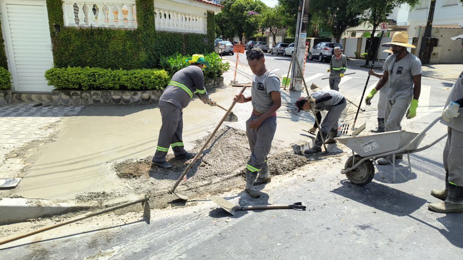 operários atuando em calçada #paratodosverem 