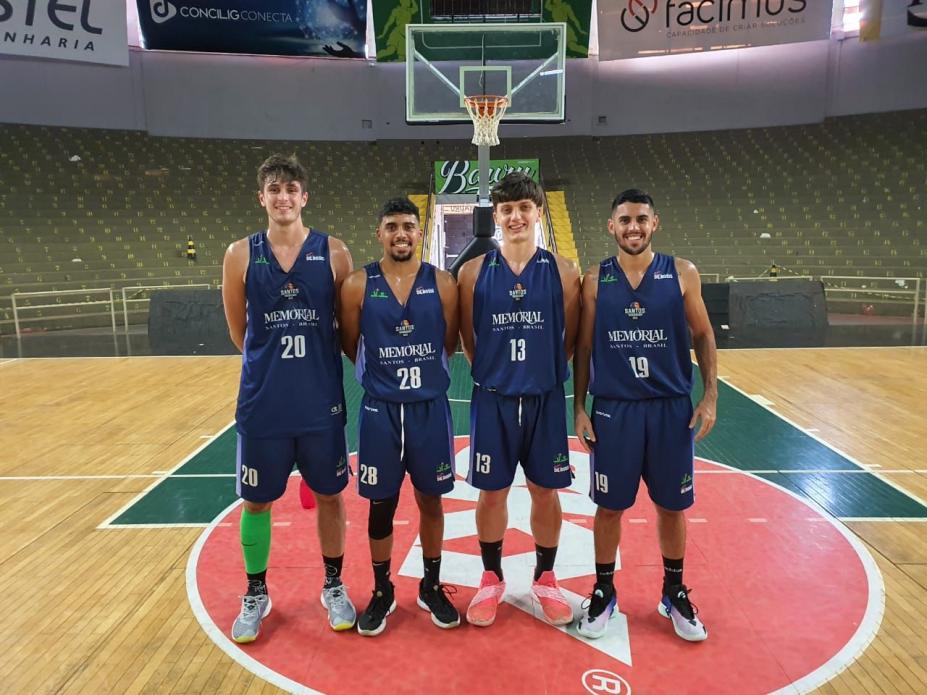 Quatro jogadores posam para foto dentro da quadra #paratodosverem