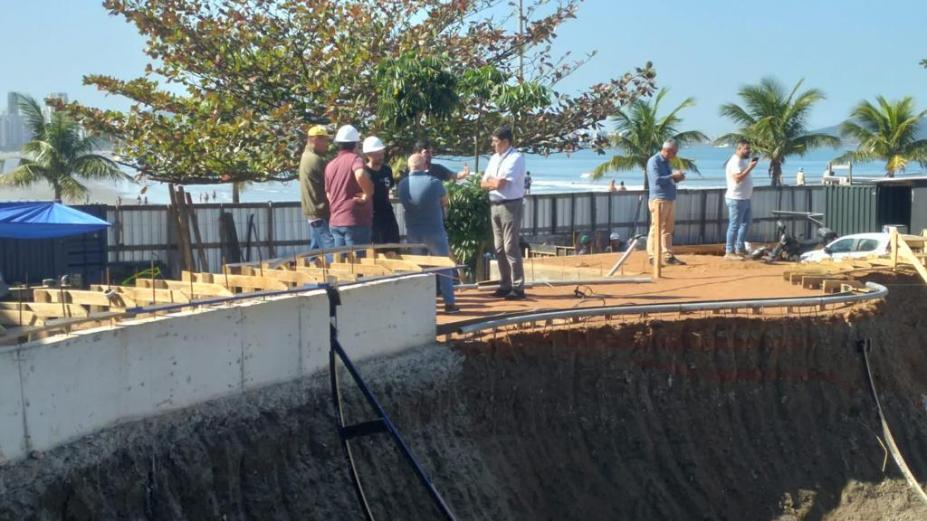 homens conversam no meio de obras. em primeiro plano, a área de futura pista de skate. #paratodosverem 