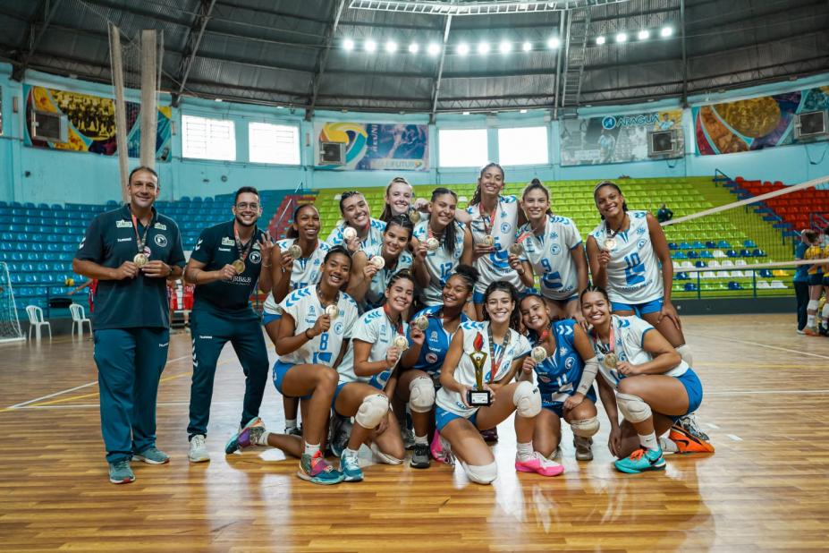 atletas mostram medalhas na quadra #paratodosverem