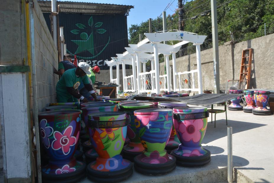 peças de artesanato sendo produzidas #paratodosverem