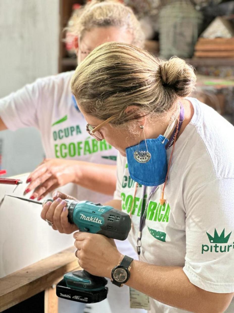 aluna atuando na ecofábrica #paratodosverem