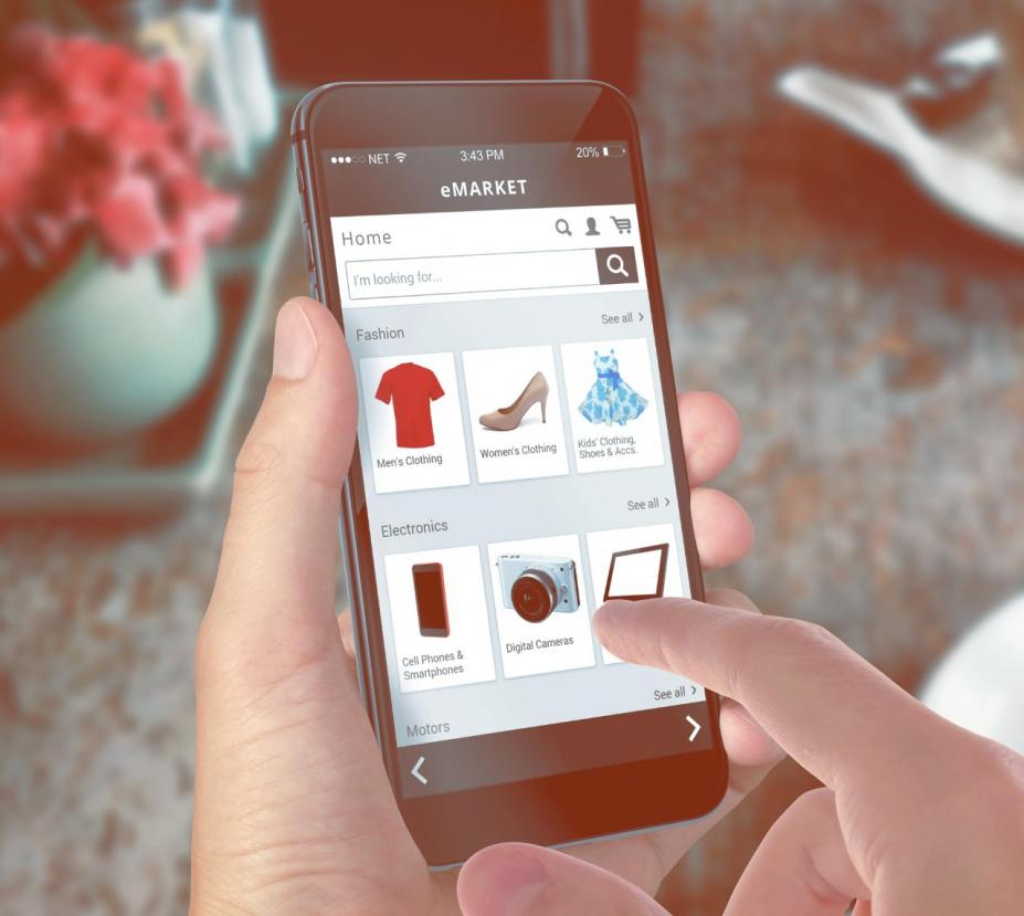 smartphone aberto em aplicativo de compras. Mão segura o equipamento. #paratodosverem