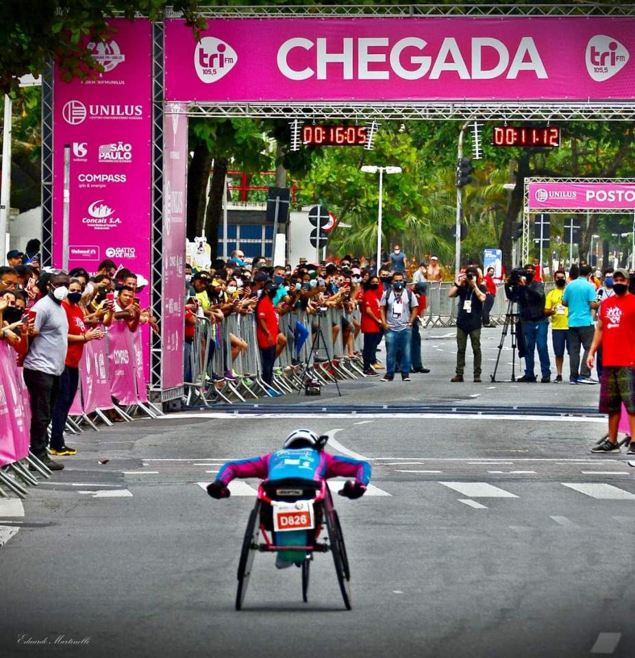 atleta na cadeira de rodas se aproxima da chegada na prova #paratodosverem