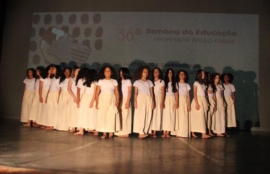 coral de meninas #paratodosverem