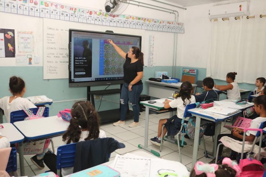 crianças em sala de aula #paratodosverem