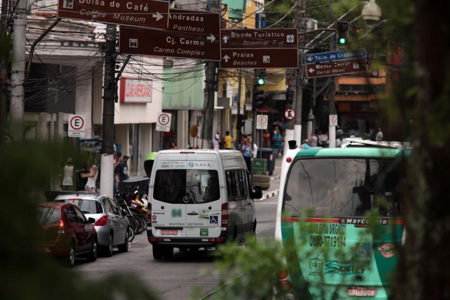 ônibus e van transitando em rua. #paratodosverem