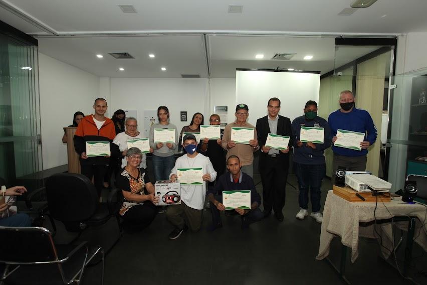 Alunos ganhadores da gincana posam para foto segurando seus certificados. #paratodosverem