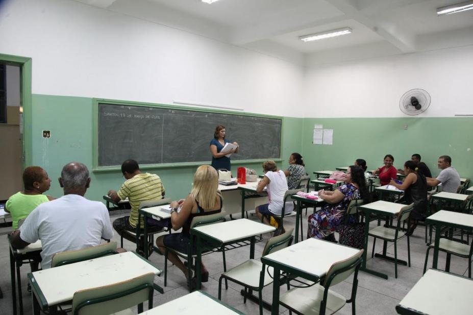 alunos adultos de eja em sala de aula. #paratodosverem