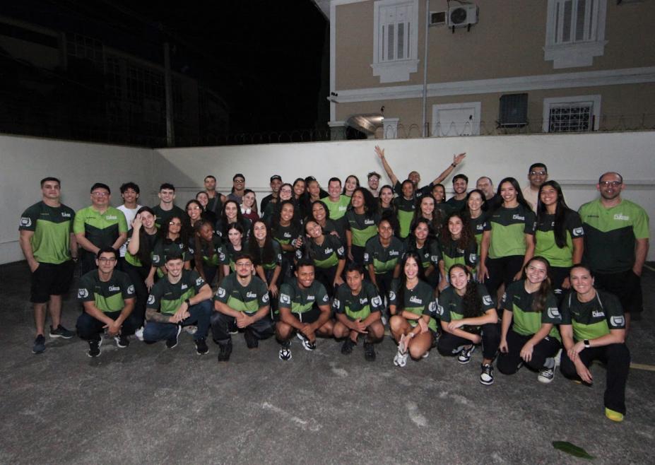 Atletas de Santos posam para foto antes da viagem. #Paratodosverem