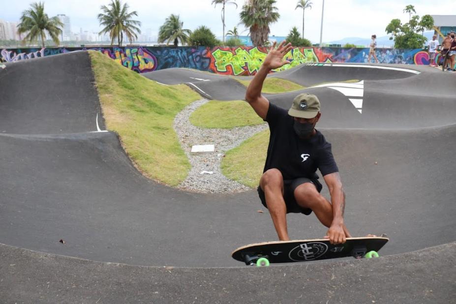 Skatista faz manobra em pista no emissário #paratodosverem