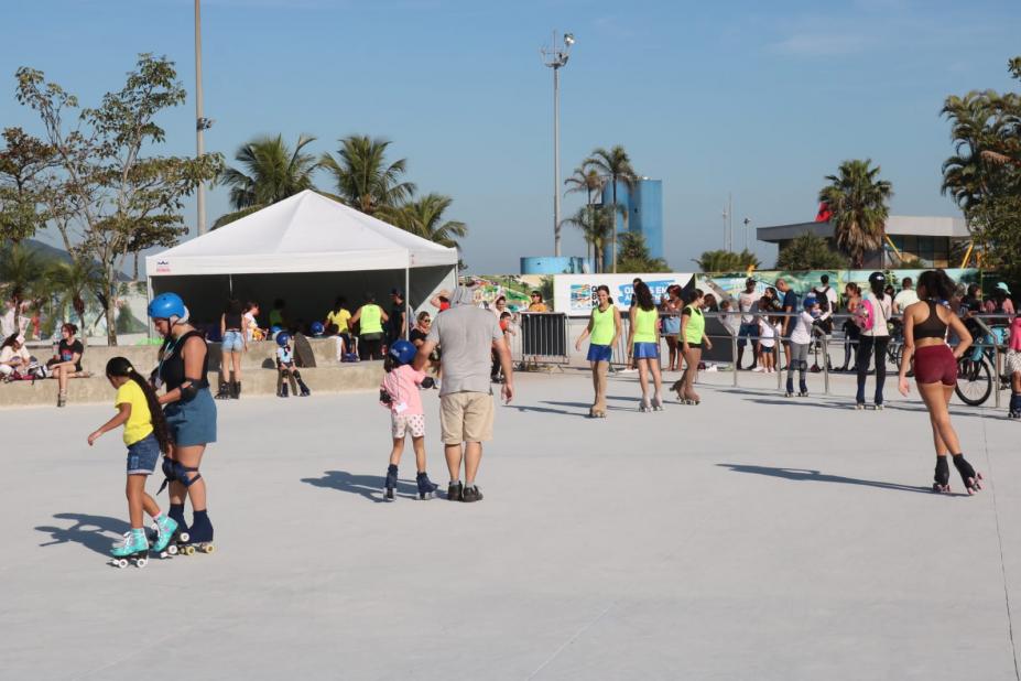 várias pessoas usando a pista de patinação. #paratodosverem